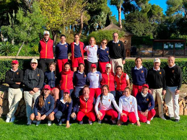 Carlota Ciganda instruye a las golfistas de los Grupos de Trabajo Femeninos de la RFEG